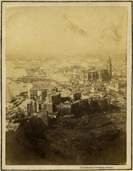 Málaga, la ciudad y el puerto desde el Castillo de Gibralfaro. Fotógrafo desconocido