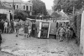 Tranvía volcado ante el sanatorio 18 de julio y calles embarradas por las inundaciones del 29 de ...