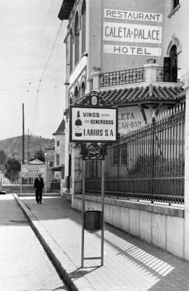 Hotel Caleta Palace. Vista exterior con cartel Restaurant Caleta-Palace Hotel. Hacia 1925. Málaga...