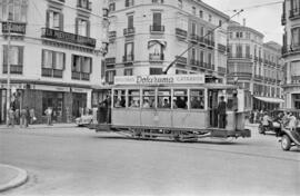 Tranvía a su paso por la plaza de la Marina. Abril de 1954. Málaga. España.