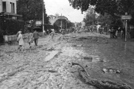 Paseo de Sancha embarrada por las inundaciones del 29 de octubre de 1955. Málaga-04