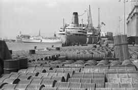 Puerto. Muelle 2, embarque de barriles. Septiembre de 1969. Málaga, España