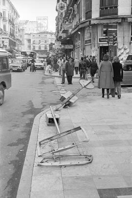 Manifestación por la autonomía de Andalucía. 1977-12-04. Málaga, España. 2.9. Destrozos en el mob...