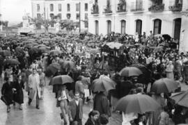 Entierro de José Gálvez Ginachero. Traslado del féretro desde el hospital Civil. Abril de 1952. M...