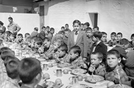 Comida a los niños en el Hogar de Fátima por el Gobernador y sus hijos. Marzo de 1954. Málaga, ...