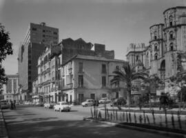 Cortina del Muelle. Al fondo, el hotel Málaga Palacio en construcción. Febrero de 1966. Málaga, E...