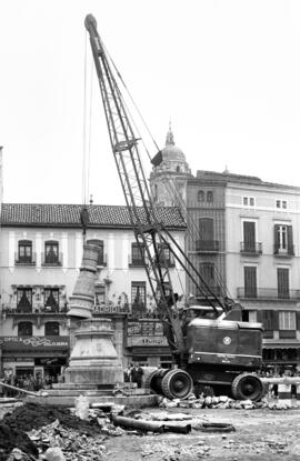 Plaza de la Constitución. Febrero de 1960. Desmontando el Sonajero. Málaga, España.