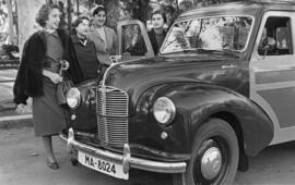 Automóviles montados en la factoría Taillefer. Parque de Málaga. Agosto de 1952. España