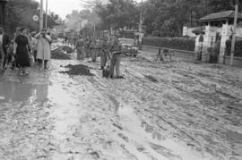 Paseo de Sancha embarrada por las inundaciones del 29 de octubre de 1955.  Málaga. España.