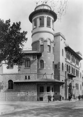 Edificio de Correos en el Parque de Málaga. Años 20, sigo XX. España. 01
