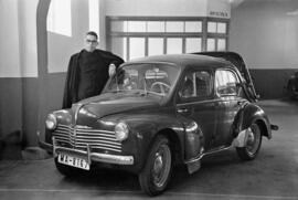 Seminarista con el coche que le tocó en la tómbola benéfica de La Caridad. Enero de 1954. Málaga....