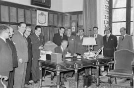 Firma de las escrituras del Palacio de la Diputación en el Gobierno Civil. Enero de 1954. Málaga....