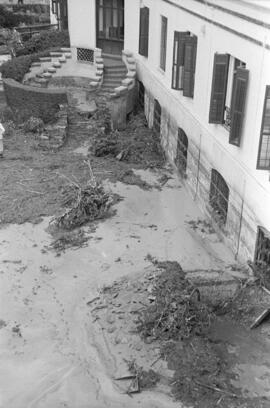 Sanatorio 18 de julio embarrado tras las inundaciones del 29 de octubre de 1955. Málaga-01