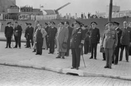 autoridades civiles junto al Almirante de la Marina tras su llegada al Puerto de Málaga. Enero de...