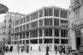 Calle Atarazanas, edificio del Banco de Málaga en construcción. Marzo de 1955. Málaga. España.