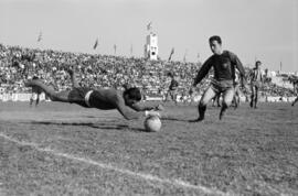 Partido de fútbol CD Málaga 2, Levante UD 0. Abril, 1959. Málaga