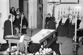 Entierro de José Gálvez Ginachero. Capilla ardiente en el hospital Civil. Abril de 1952. Málaga (...