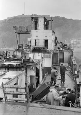 Junta de desguaces. Barcos en el Puerto de Málaga. Febrero de 1954. Málaga. España.
