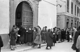 Iglesia de Santiago. Marzo de 1954. Visita al Cristo de Medinaceli. Málaga, España.