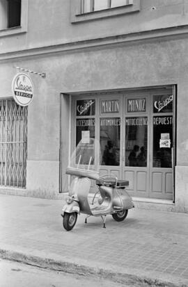 Servicio Vespa en Calle Córdoba. Abril de 1954. Málaga. España.