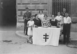 Málaga. Plaza de la Aduana. Cuestación pro campaña “Lucha Antituberculosa”. Década de 1940. España.