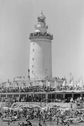La Farola. Playas de la Malagueta. Espectáculo de saltos de paracaidistas. Agosto de 1960. Málaga...