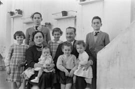 Retrato de Francisco de la Torre junto a su familia numerosa. Abril de 1954. Málaga. España