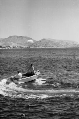 Playas de la Malagueta. Espectáculo de saltos de paracaidistas. Agosto de 1960. Málaga, España
