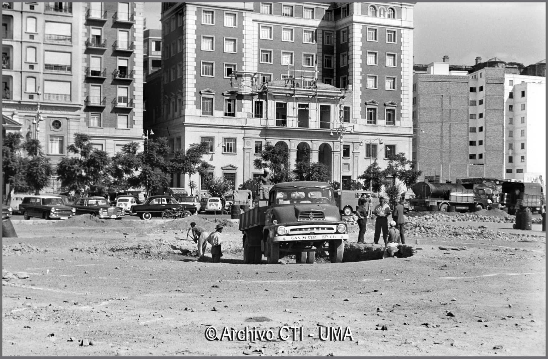 Málaga 1963. Obras de remodelación de la plaza de la Marina. Inauguración de la iluminación de la fuente.