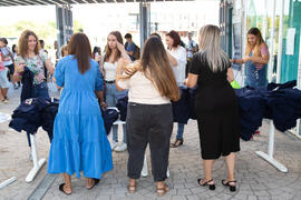 Entrega de camisetas. III Encuentro de Bienvenida para los participantes del "Buddy Program". Jardín Botánico. Octubre de 2019