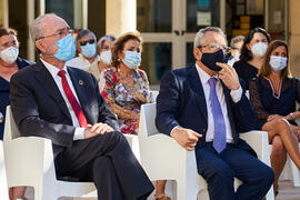 Francisco de la Torre y José Ángel Narváez en el homenaje a los sanitarios en la Facultad de Medicina de la Universidad de Málaga. Campus de Teatinos. Octubre de 2021