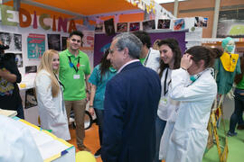 José Ángel Narváez en el estand de Medicina. Jornadas de Puertas Abiertas de la Universidad de Málaga. Complejo Polideportivo Universitario. Abril de 2018