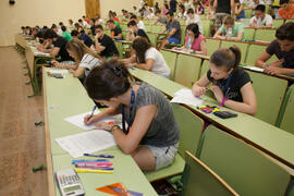 Examen en el aula Magna de la Facultad de Económicas y Empresariales. Olimpiada Española de Economía, Fase Nacional. Málaga. Junio de 2015