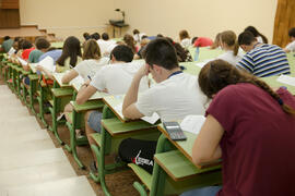 Examen en el aula Magna de la Facultad de Económicas y Empresariales. Olimpiada Española de Economía, Fase Nacional. Málaga. Junio de 2015