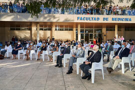 Asistentes al homenaje a los sanitarios en la Facultad de Medicina. Campus de Teatinos. Octubre de 2021