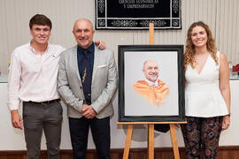 Foto de grupo. Presentación del Retrato de Honor de D. Eugenio José Luque Domínguez. Facultad de Ciencias Económicas y Empresariales. Junio de 2025