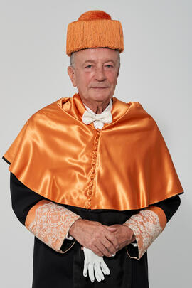 Retrato de Jorge Martínez-Vázquez previo a su investidura como Doctor "Honoris Causa" por la Universidad de Málaga. Edificio del Rectorado. Julio de 2025