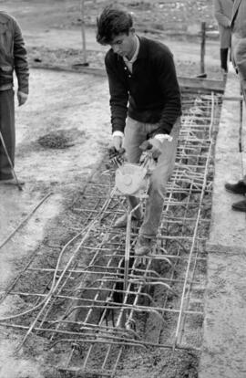 Málaga. Obrero en la construcción del puente sobre el Arroyo de los Ángeles. Febrero de 1963