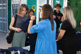 Entrega de camisetas. III Encuentro de Bienvenida para los participantes del "Buddy Program". Jardín Botánico. Octubre de 2019