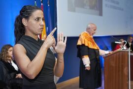 Intérprete de signos. Investidura de Hermanfrid Schubart, Alejandro Portes y Luis Enrique de la Villa como Doctores "Honoris Causa" por la Universidad de Málaga. Paraninfo. Octubre de 2024