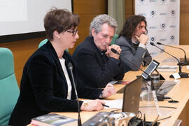 María José de la Torre presenta la conferencia de Miguel Ríos "La música como testimonio de la Transición" del ciclo "Historia, documentos y sociedad". Edificio del Rectorado. Abril de 2019