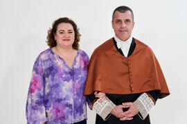 Retrato de Bernardo Quintero y pareja previo a su investidura como Doctor "Honoris Causa" por la Universidad de Málaga. Paraninfo. Marzo de 2025