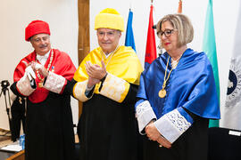 Adelaida de la Calle, José María Martín Delgado y Antonio Díez de los Ríos en la imposición de la Medalla de Oro de la Universidad de Málaga a Adelaida de la Calle. Paraninfo. Mayo de 2016