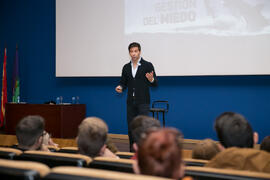 David Meca pronuncia su conferencia "Gestión del talento". Seminario "Emprende 21". Paraninfo. Noviembre de 2017