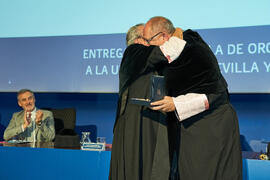 Entrega de la Medalla de Oro de la Universidad de Málaga a la Universidad de Córdoba. Paraninfo. Junio de 2023