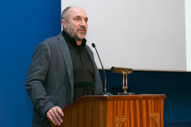 Eugenio José Luque presenta la conferencia "Dialogando" con Marta Flich. Paraninfo. Noviembre de 2017