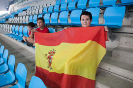 Niños en la grada. Partido Polonia - España. Categoría femenina. Campeonato del Mundo Universitario de Balonmano. Antequera. Julio de 2016