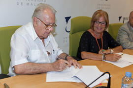 Firma del convenio por la donación de Eugenio Chicano a la Universidad de su colección de fotogra...