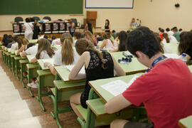 Examen en el aula Magna de la Facultad de Económicas y Empresariales. Olimpiada Española de Economía, Fase Nacional. Málaga. Junio de 2015
