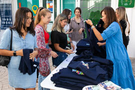 Entrega de camisetas. III Encuentro de Bienvenida para los participantes del "Buddy Program". Jardín Botánico. Octubre de 2019